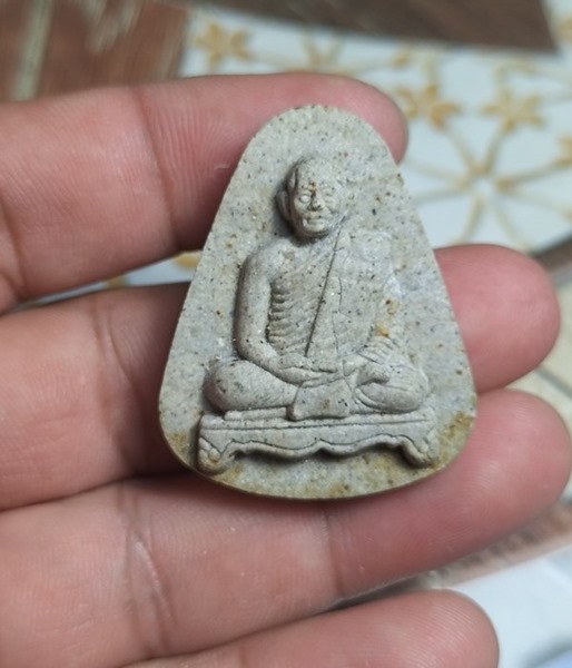 C031พระผงรูปเหมือนหลวงพ่อสาคร รุ่นเจริญพร ปี2553 วัดหนองกรับ จ.ระยอง (ฝังพลอย)