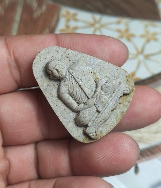 C031พระผงรูปเหมือนหลวงพ่อสาคร รุ่นเจริญพร ปี2553 วัดหนองกรับ จ.ระยอง (ฝังพลอย)