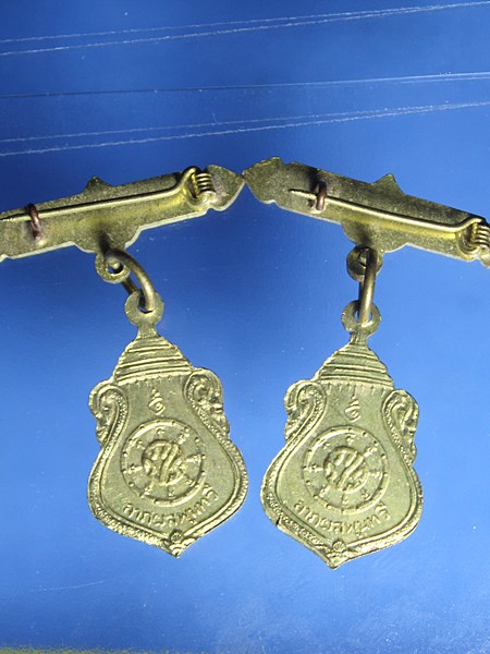 C162เข็มกลัดเหรียญพระแก้วมรกต หลัง ภปร. ลาภผลพูนทวี กระไหล่ทอง จำนนวน 2 เหรียญ
