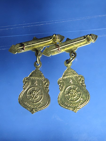 C163เข็มกลัดเหรียญพระแก้วมรกต หลัง ภปร. ลาภผลพูนทวี กระไหล่ทอง จำนนวน 2 เหรียญ