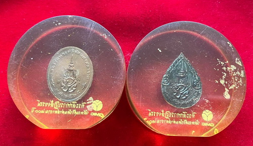 เหรียญพระแก้วมรกต ปี 2525 บรรจุอยู่ในเซรามิกใส ตั้งโชว์บูชาไ ด้ สวยงาม รวม 2 เหรียญ