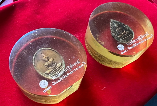 เหรียญพระแก้วมรกต ปี 2525 บรรจุอยู่ในเซรามิกใส ตั้งโชว์บูชาไ ด้ สวยงาม รวม 2 เหรียญ