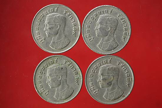 เหรียญครุฑ ปี 17 จัดให้ 4 เหรียญ มีขาแว่นทุกเหรียญ