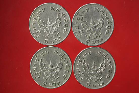 เหรียญครุฑ ปี 17 จัดให้ 4 เหรียญ มีขาแว่นทุกเหรียญ