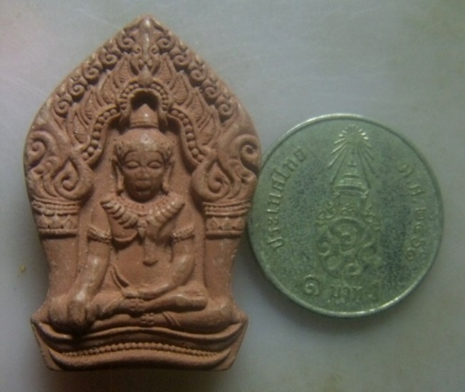 **วัดใจ**พระยอดขุนพล เนื้อผง หลังฝังพลอย+เหรียญ ไม่ทราบที่**ตอกโค้ด สวยๆ