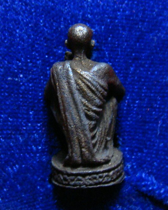 รูปหล่อหลวงพ่อคูณ ปริสุทโธ รุ่นเหลือกินเหลือใช้