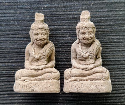 เคาะแรกแดง...พ่อแก่ฤาษีนารอด...เนื้อผงมงคล ๒ องค์...หลวงพ่อดำ วัดเขาพูลทอง จ.จันทบุรี / ไม่มีกล่อง