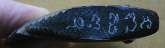 ปลาหมอแกะสลักจากเขาควาย ลงอักขระที่ท้องปลา เคาะเดียว