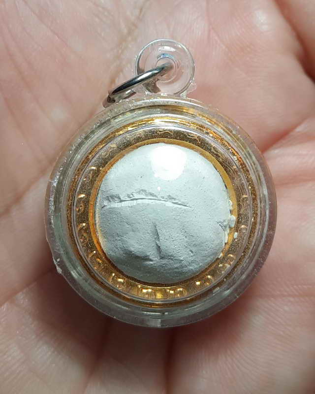 ลูกออมเนื้อผงวิเศษผสมผงชอล์คหลวงพ่ออ่อน วัดหนองไผ่ ไพศาลี