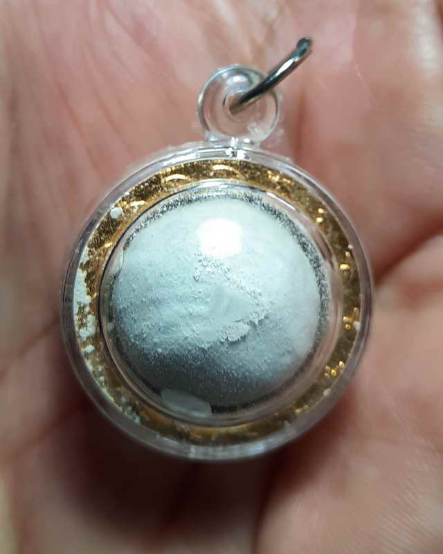 ลูกออมเนื้อผงวิเศษผสมผงชอล์คหลวงพ่ออ่อน วัดหนองไผ่ ไพศาลี