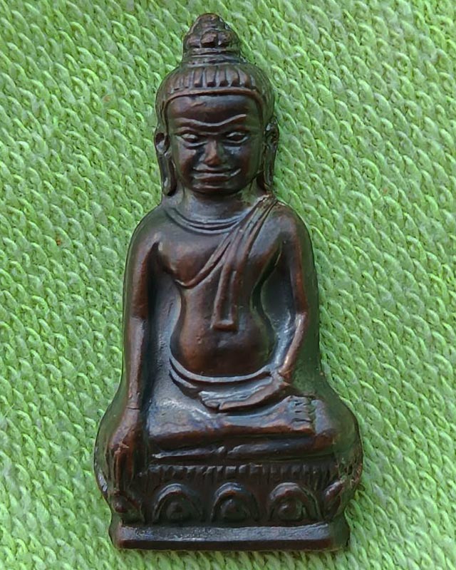 8.พระหูยาน หลังจปร. (รุ่นปืนแตก) วัดราชบพิธ พ.ศ. 2513 ในหลวงเสด็จเททอง เกจิ 108 ปลุกเสกพิธีใหญ่