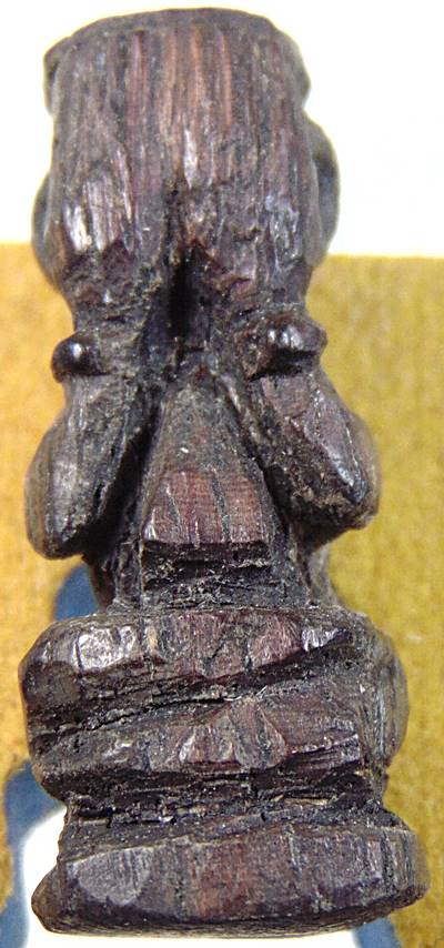 พระปิดตาไม้แกะ