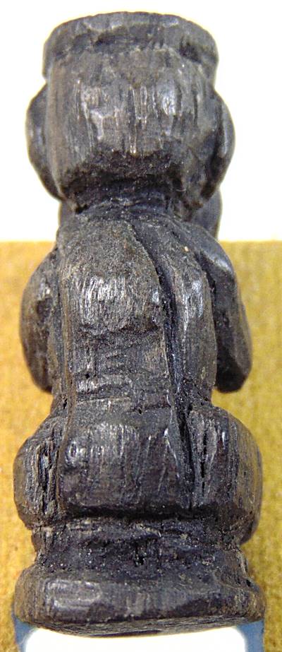 พระปิดตาไม้แกะ