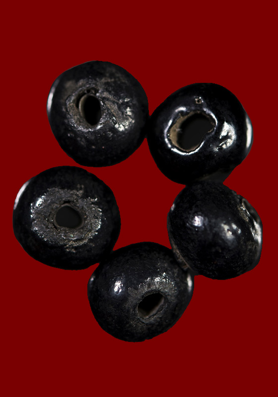 เม็ดประคำเนื้อคัมภีร์ใบลานเผาผสมผงว่าน จุ่มรัก ลพ.อุตตมะ วัดวังวิเวการาม จ.กาญจนบุรี