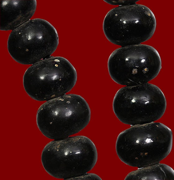 เม็ดประคำเนื้อคัมภีร์ใบลานเผาผสมผงว่าน จุ่มรัก ลพ.อุตตมะ วัดวังวิเวการาม จ.กาญจนบุรี