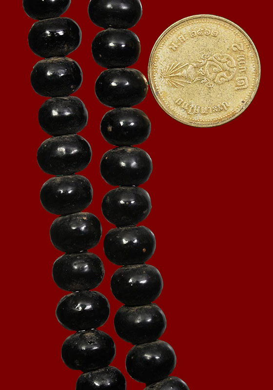 เม็ดประคำเนื้อคัมภีร์ใบลานเผาผสมผงว่าน จุ่มรัก ลพ.อุตตมะ วัดวังวิเวการาม จ.กาญจนบุรี