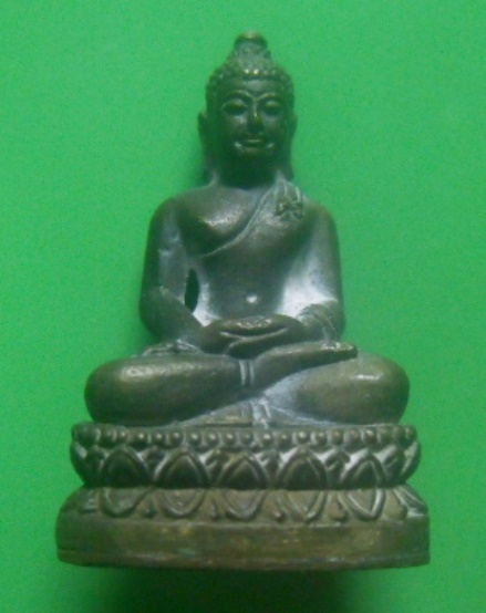 **วัดใจ**รูปหล่อพระพุทธปางสมาธินั่งบัว อุดกริ่ง เนื้อโลหะผสม เก่าๆไม่ทราบที่**ตอกโค้ดสวยๆ เชิญชมครับ