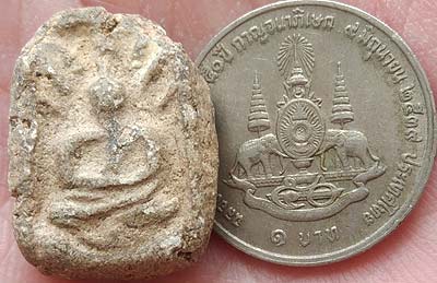 *พิมพ์รัศมี เนื้อผง พระครูใบฎีกาเกลี้ยง วัดสุทัศน์ฯ*