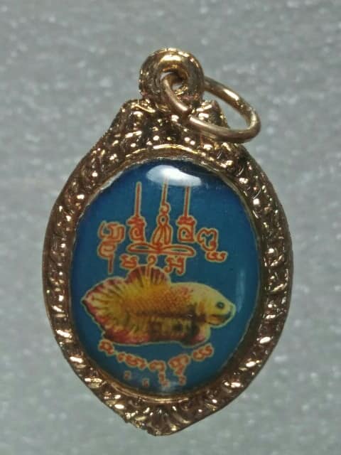 ล๊อกเก็ตหลวงปู่น่วมหลังปลากัด วัดโพธิ์ศรีเจริญ สุพรรณบุรี 2 องค์