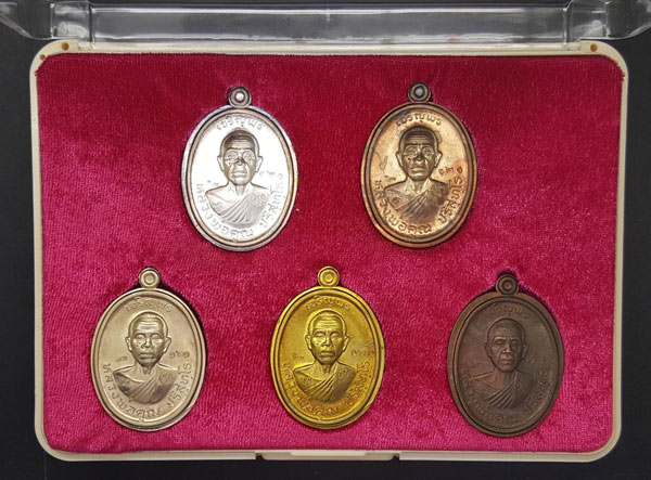 เหรียญหลวงพ่อคูณปริสุทโธ รุ่นเจริญพร2พรหมเทพ ชุดกรรมการพิเศษไม่ตัดปีก มีทั้งหมด5องค์ ปี2557