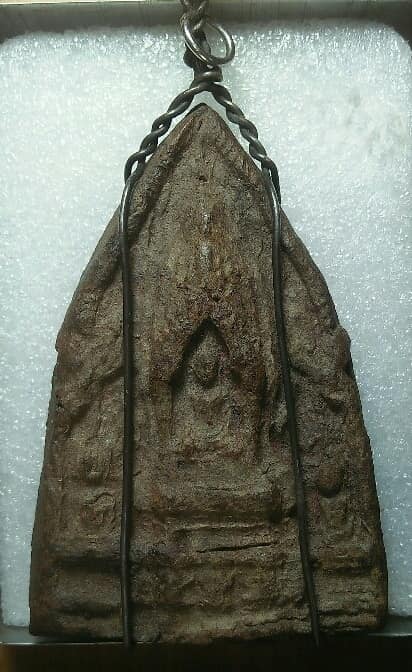 พระเนื้อดิน องค์ใหญ่ ถักด้วยลวดเงิน 