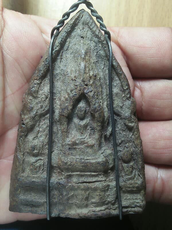 พระเนื้อดิน องค์ใหญ่ ถักด้วยลวดเงิน 