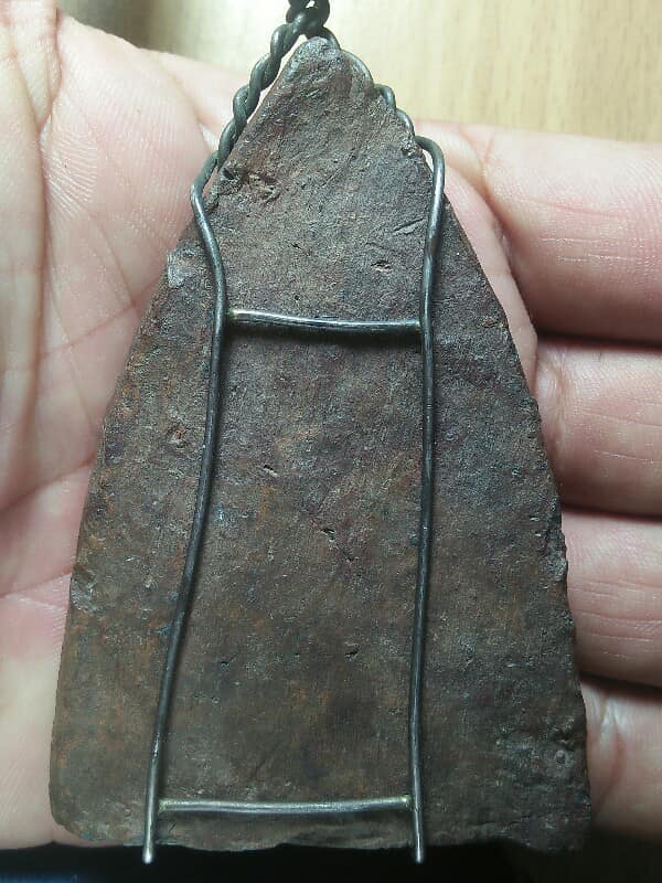 พระเนื้อดิน องค์ใหญ่ ถักด้วยลวดเงิน 