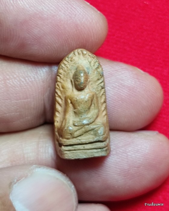 พระรอดวัดพระสิงห์ เนื้อดิน พิมพ์เล็ก  จ.เชียงใหม่ ปี 2496