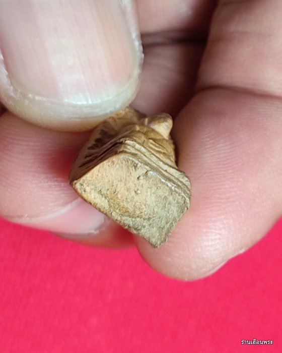 พระรอดวัดพระสิงห์ เนื้อดิน พิมพ์เล็ก  จ.เชียงใหม่ ปี 2496