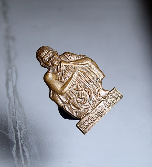 E748แผ่นปั๊มเหมือนหลวงพ่อคูณ วัดบ้านไร่ จ.นครราชสีมา ออกปี37 โดยสโมสรโรตารี่สุรนารี เนื้อทองแดง สภาพ