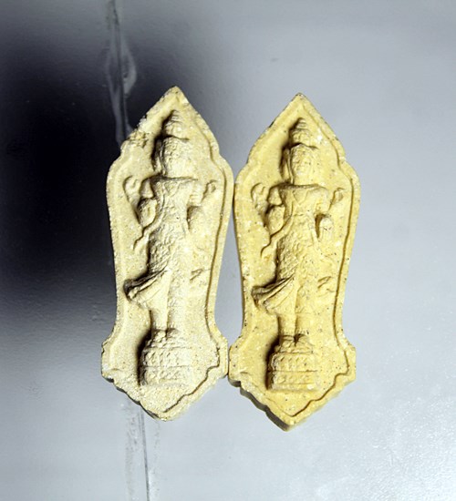 E728 พระ เนื้อผง เนื้อว่าน สทาศิวะ เนื้อผง หลังลายเซ็น ไม่ทราบที่ จำนวน 2 องค์ สภาพสวยๆตามรูป