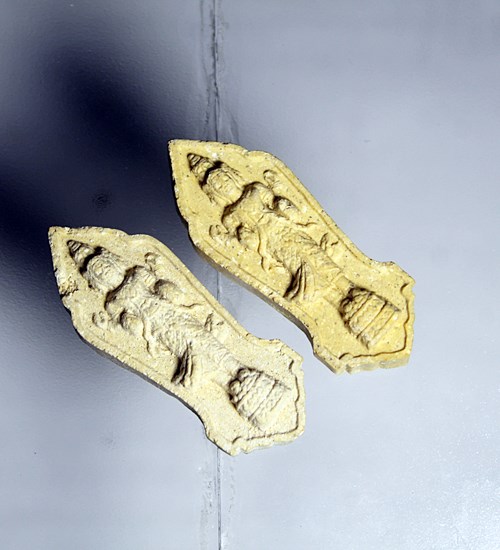 E728 พระ เนื้อผง เนื้อว่าน สทาศิวะ เนื้อผง หลังลายเซ็น ไม่ทราบที่ จำนวน 2 องค์ สภาพสวยๆตามรูป