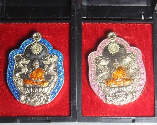 E722หลวงพ่อพัฒน์ วัดห้วยด้วน คันฉ่องดูดทรัพย์ มังกรคู่ นั่งพาน ลงยา พร้อมกล่องเดิมๆ จากวัด ร่วม 2 อง