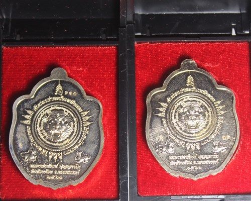 E722หลวงพ่อพัฒน์ วัดห้วยด้วน คันฉ่องดูดทรัพย์ มังกรคู่ นั่งพาน ลงยา พร้อมกล่องเดิมๆ จากวัด ร่วม 2 อง