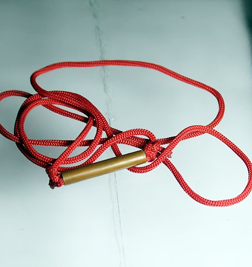 E226ตะกรุดพร้อมเชือกแดง สายคูบา ไม่ทราบที่ครับ  สภาพตามรูป