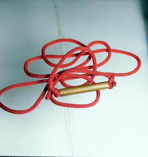 E226ตะกรุดพร้อมเชือกแดง สายคูบา ไม่ทราบที่ครับ  สภาพตามรูป