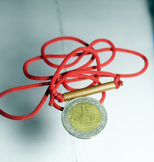 E226ตะกรุดพร้อมเชือกแดง สายคูบา ไม่ทราบที่ครับ  สภาพตามรูป