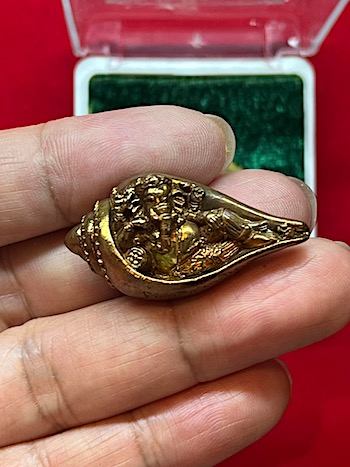 พระพิฆเนศ ปางเสวยสุข ประทับในหอยสังข์ หลวงปู่ทองดำ วัดถ้ำตะเพียนทอง ปี 2563