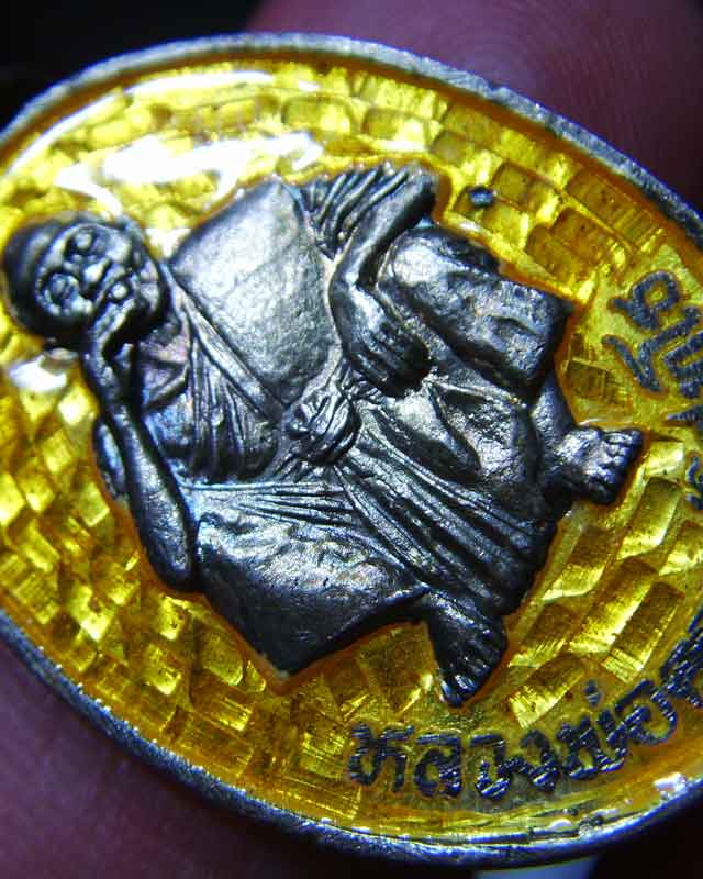 🙏หลวงพ่อคูณ  ที่ระลึกงานผูกพัทธสีมา  ปี2536  วัดบ้านไร่  (เนื้อเงินลงยาเหลืองนิยมพร้อมกล่อง)💥