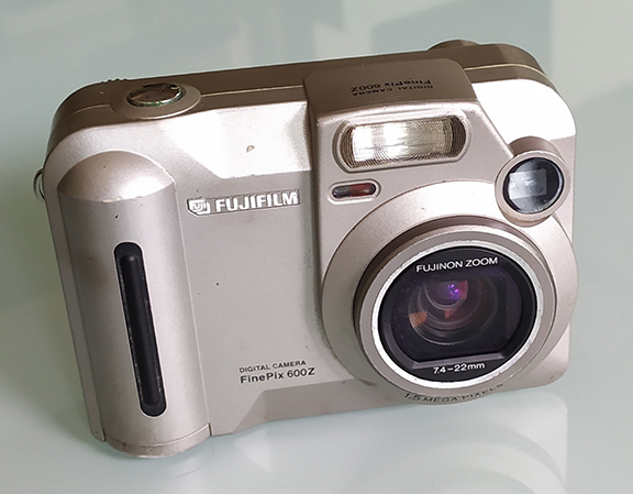กล้องดิจิตอลยุคแรกๆ FUJIFILM Finepix 600Z หายาก รุ่นนานมากๆแล้ว made in japan