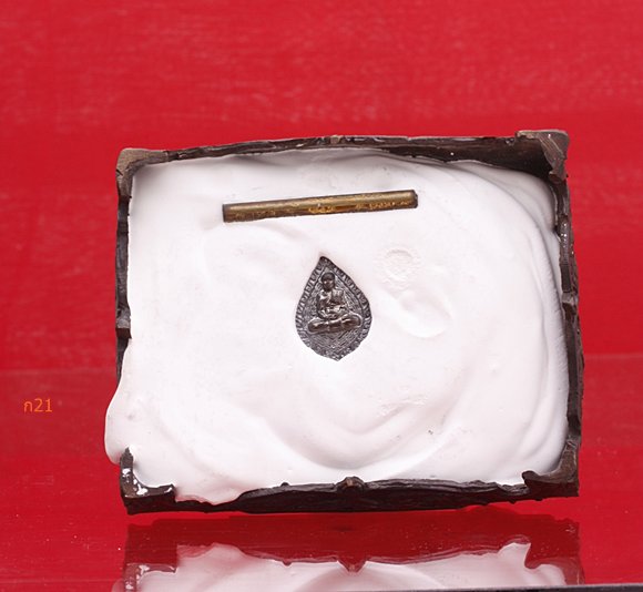 พระบูชาหลวงปู่รุ่ง วัดท่าไม้ ใต้ฐานมีของดี 2 อย่าง