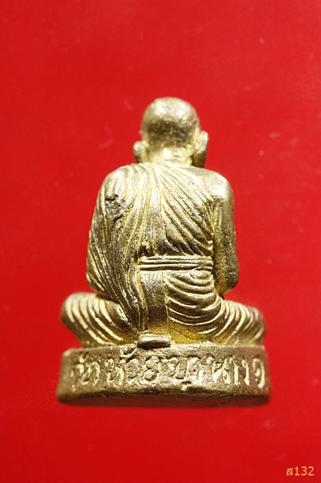 รูปหล่อหลวงพ่อพลอย วัดห้วยขานาง จังหวัดอุทัยธานี