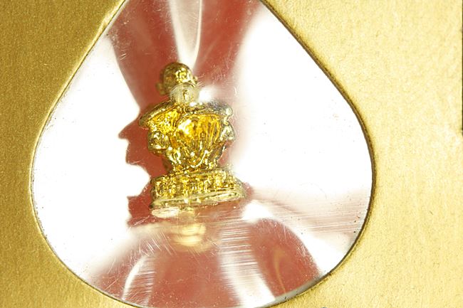 รูปหล่อลอยองค์ พิมพ์จิ๋ว หลวงพ่อคูณ ปริสุทโธ รุ่น คูณเศรษฐี วัดบ้านไร่ ปี 37...../2