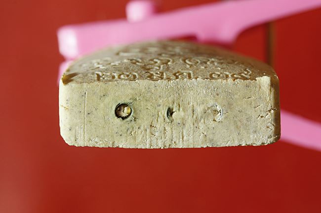 พระผงรูปเหมือนหลวงปู่พรหมมา เขมจาโร วัดสวนหินผานางคอย ตะกรุด 3 ดอก พร้อมกล่องเดิม ปี 2539