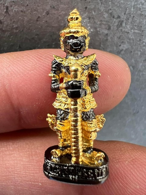 รูปหล่อลอยองค์ ท้าวเวสสุวรรณ.ร.เจริญสุข63 เข่าตรง น.มหาชนวนแบล็คโรเดียมลายทองเลข𝟒𝟖𝟔