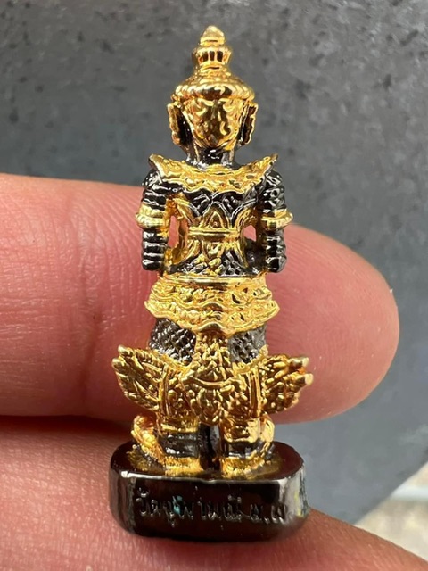 รูปหล่อลอยองค์ ท้าวเวสสุวรรณ.ร.เจริญสุข63 เข่าตรง น.มหาชนวนแบล็คโรเดียมลายทองเลข𝟒𝟖𝟔