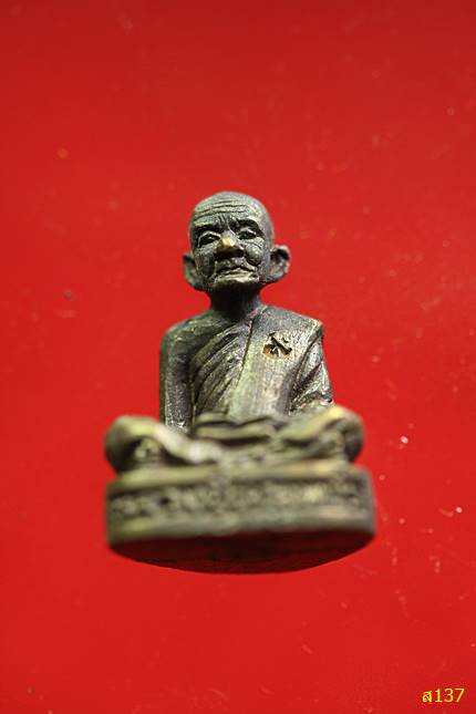 หลวงปู่หนูเพชร วัดป่าภูมิพิทักษ์ จังหวัดสกลนคร ปี 2558 พร้อมกล่องเดิม