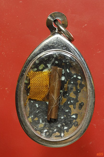 ล็อกเก็ตหลวงพ่อเพ็ชร วาจาสิทธิ์ หลังติดจีวร ตะกรุด เส้นเกศา...../2