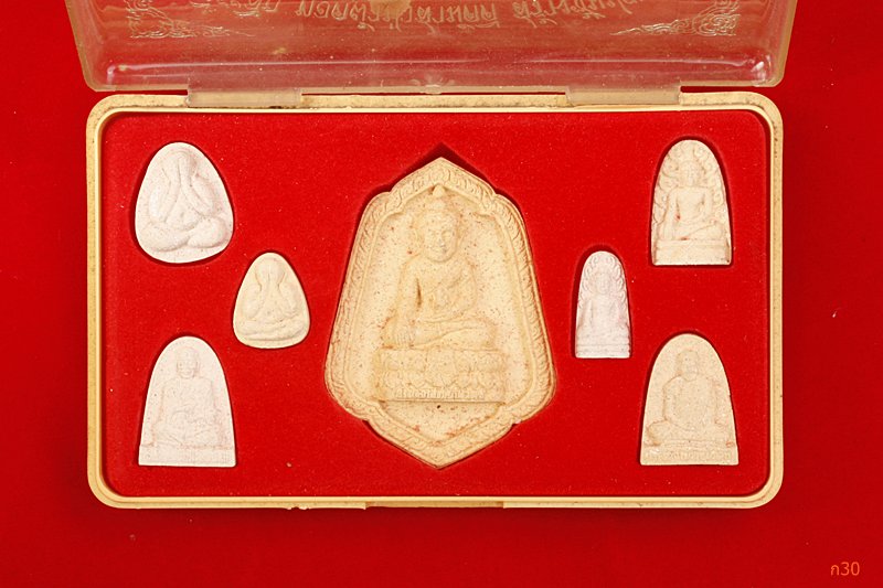 พระชุดวัดกลางท่าข้าม อ.ค่ายบางระจัน จ.สิงห์บุรี ปี 2543