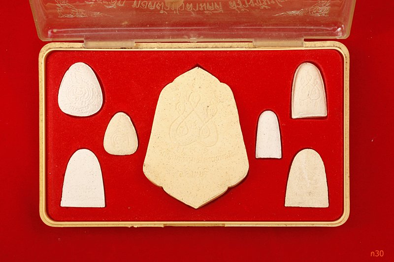 พระชุดวัดกลางท่าข้าม อ.ค่ายบางระจัน จ.สิงห์บุรี ปี 2543